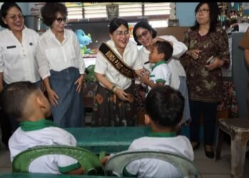 Ny Liswati Kunjungi 3 PAUD SAB, Ajak Murid Menghafal Teks Pancasila dan Huruf Abjad