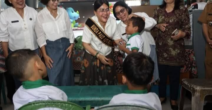 Ny Liswati Kunjungi 3 PAUD SAB, Ajak Murid Menghafal Teks Pancasila dan Huruf Abjad