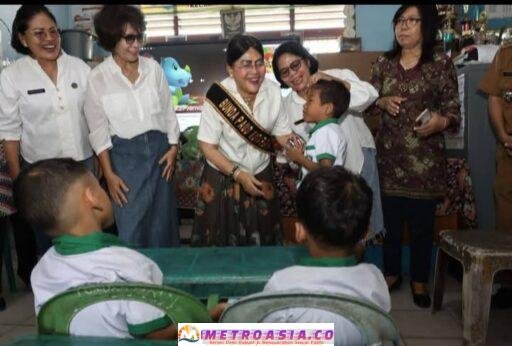 Ny Liswati Kunjungi 3 PAUD SAB, Ajak Murid Menghafal Teks Pancasila dan Huruf Abjad