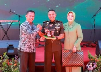 Lepas Sambut Danyonif 122/TS, Wali Kota Wesly Diwakili Sekda Junaedi Beri Cenderamata Miniatur Rumah Adat Simalungun