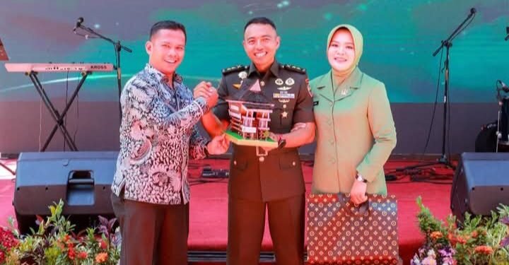 Lepas Sambut Danyonif 122/TS, Wali Kota Wesly Diwakili Sekda Junaedi Beri Cenderamata Miniatur Rumah Adat Simalungun