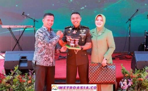 Lepas Sambut Danyonif 122/TS, Wali Kota Wesly Diwakili Sekda Junaedi Beri Cenderamata Miniatur Rumah Adat Simalungun