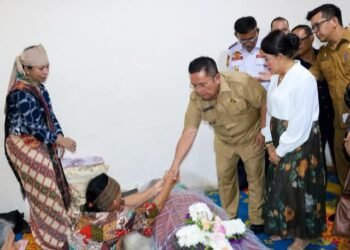 Melayat Almarhum Benny Sirait, Wali Kota Wesly dan Ny Liswati Sampaikan Turut Berduka Cita