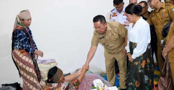 Melayat Almarhum Benny Sirait, Wali Kota Wesly dan Ny Liswati Sampaikan Turut Berduka Cita