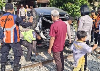 Melintas di Perlintasan Kereta Tanpa Palang, Mobil Mitsubishi Expander Tertabrak Kereta Api