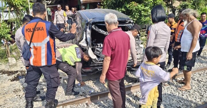 Melintas di Perlintasan Kereta Tanpa Palang, Mobil Mitsubishi Expander Tertabrak Kereta Api