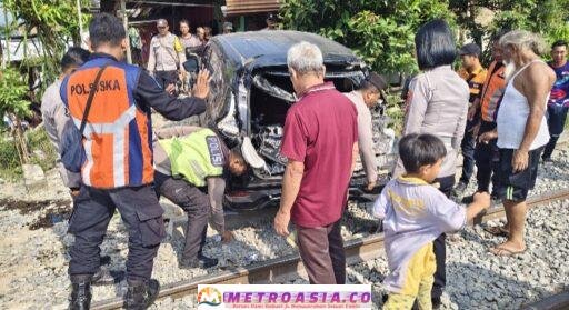 Melintas di Perlintasan Kereta Tanpa Palang, Mobil Mitsubishi Expander Tertabrak Kereta Api
