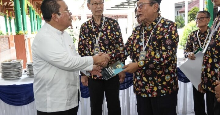 Mantan Bupati Taput Memberikan Apreseasi Kepada Walikota Pematangsiantar