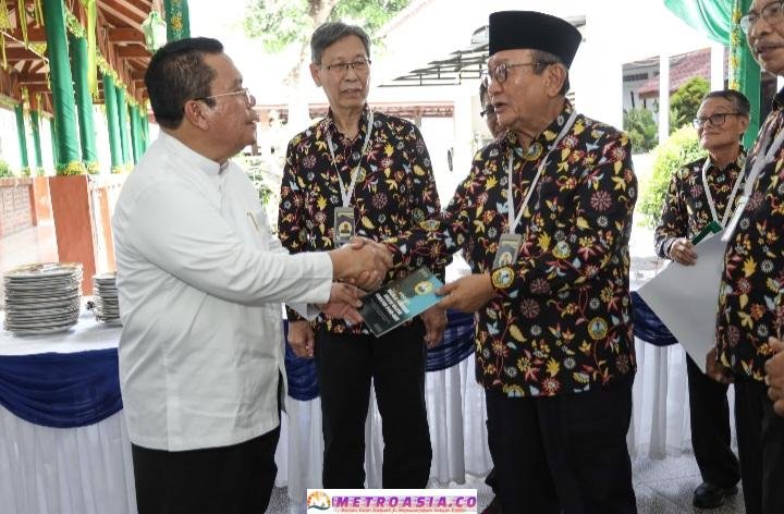 Mantan Bupati Taput Memberikan Apreseasi Kepada Walikota Pematangsiantar