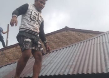 Diburuh Polisi, Pembobol Rumah Lari Lewat Atap “Gol Juga”