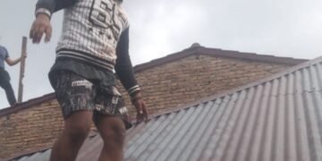 Diburuh Polisi, Pembobol Rumah Lari Lewat Atap “Gol Juga”