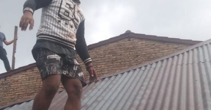 Diburuh Polisi, Pembobol Rumah Lari Lewat Atap “Gol Juga”