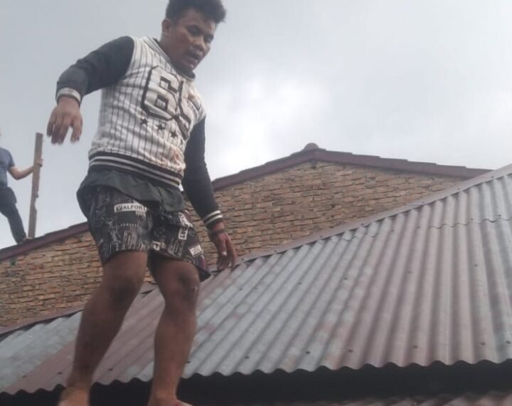 Diburuh Polisi, Pembobol Rumah Lari Lewat Atap “Gol Juga”