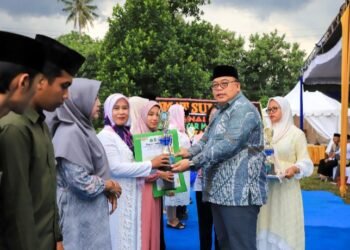 Walikota Pematangsiantar Menyerahkan Piala Para Juara MTQN Tingkat Kecamatan Siantar Martoba
