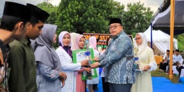 Walikota Pematangsiantar Menyerahkan Piala Para Juara MTQN Tingkat Kecamatan Siantar Martoba