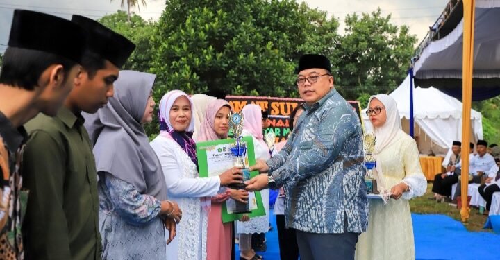 Walikota Pematangsiantar Menyerahkan Piala Para Juara MTQN Tingkat Kecamatan Siantar Martoba