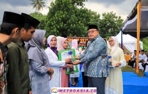 Walikota Pematangsiantar Menyerahkan Piala Para Juara MTQN Tingkat Kecamatan Siantar Martoba