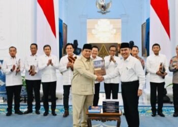 Presiden Prabowo Terima 10 Buku Rekomendasi, Reformasi Polri Ditargetkan Berjalan hingga 2029