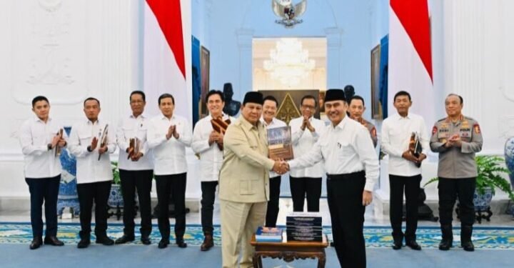 Presiden Prabowo Terima 10 Buku Rekomendasi, Reformasi Polri Ditargetkan Berjalan hingga 2029