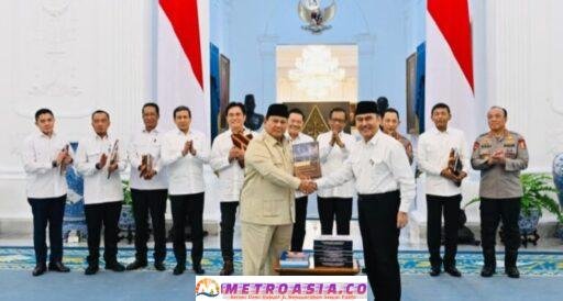Presiden Prabowo Terima 10 Buku Rekomendasi, Reformasi Polri Ditargetkan Berjalan hingga 2029
