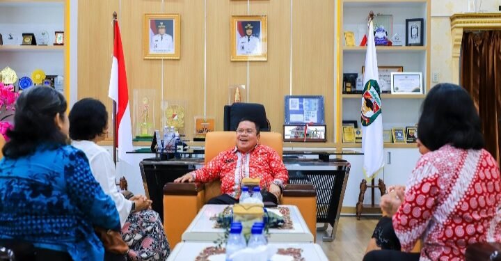 Wali Kota Pematangsiantar Wesly Silalahi SH MKn menyambut audiensi DPC PWKI