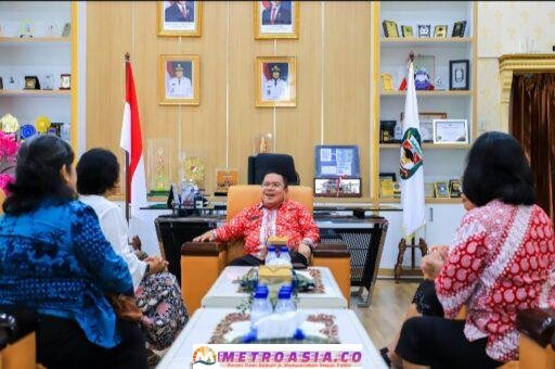 Wali Kota Pematangsiantar Wesly Silalahi SH MKn menyambut audiensi DPC PWKI