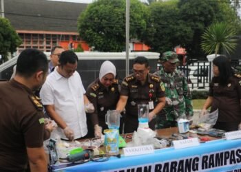 Wali Kota Pematangsiantar Fiwakili Asisten Administrasi Umum Setdako Menghadiri Pemusnahan Barang Bukti Perkara Tindak Pidana