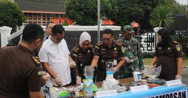 Wali Kota Pematangsiantar Fiwakili Asisten Administrasi Umum Setdako Menghadiri Pemusnahan Barang Bukti Perkara Tindak Pidana