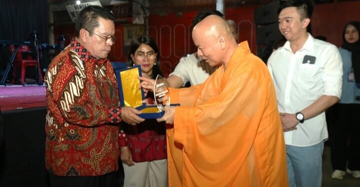 WaliKota Pematangsiantar Menghadiri Malam Doa dan Festival Malam Waisak 2570 Buddhist Era