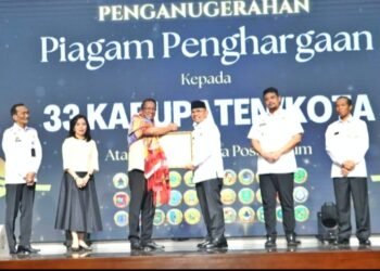 Berhasil Membentuk 413 Posbakum, Bupati Simalungun Terima Penghargaan Dari Menhum RI