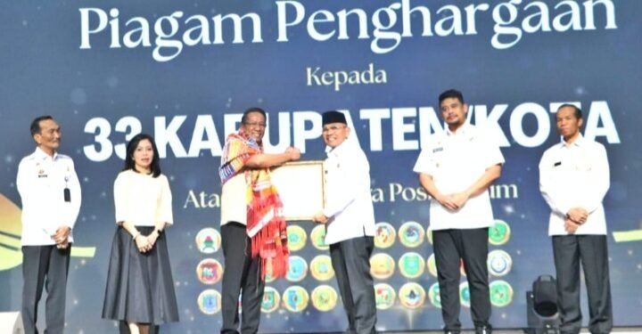Berhasil Membentuk 413 Posbakum, Bupati Simalungun Terima Penghargaan Dari Menhum RI