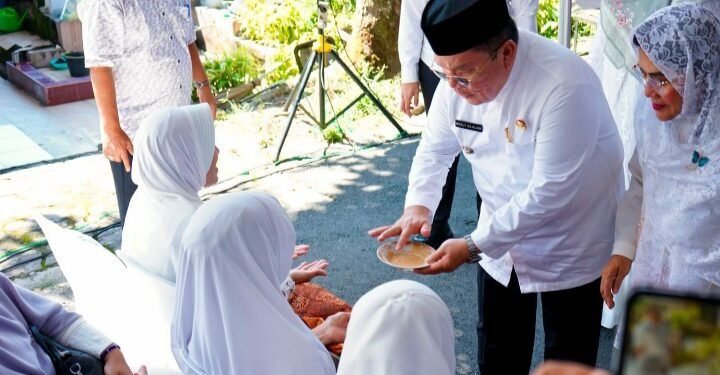 WaliKota Pematangsiantar Bersama Ketua TP PKK,  Wakil WaliKota dan Unsur Forkopimda Tepung Tawari Jamaah Haji/Hajjah