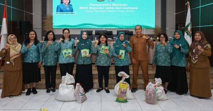 Ketua PKK Pematangsiantar Berharap Kepada Petani Penerima Bibit Bantuan Benar Benar Ditanam Dan Dirawat