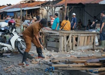 Pemerintah Kota (Pemko) Pematangsiantar Membongkar Bangunan Semi Permanen Milik Pedagang Kaki lima di Pasar Dwikora