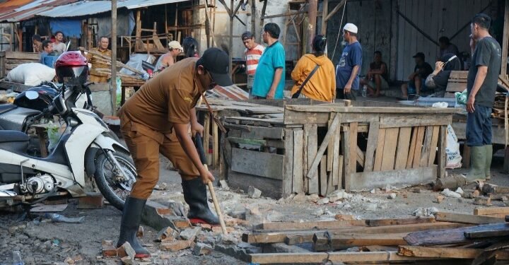 Pemerintah Kota (Pemko) Pematangsiantar Membongkar Bangunan Semi Permanen Milik Pedagang Kaki lima di Pasar Dwikora