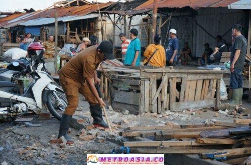 Pemerintah Kota (Pemko) Pematangsiantar Membongkar Bangunan Semi Permanen Milik Pedagang Kaki lima di Pasar Dwikora