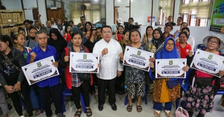 Bentuk Kepedulian Kepada Masyarakat, Wallikota Siantar Serahkan Bantuan Kepada Korban Kebakaran