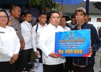 Wali Kota Pematangsiantar Menyalurkan BLT Dana DBHCHT Kepada Warga Penerima Manfaat