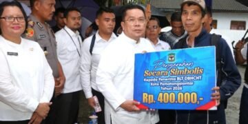 Wali Kota Pematangsiantar Menyalurkan BLT Dana DBHCHT Kepada Warga Penerima Manfaat