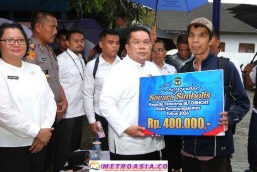 Wali Kota Pematangsiantar Menyalurkan BLT Dana DBHCHT Kepada Warga Penerima Manfaat