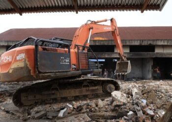 Pemko Pematangsiantar Melalui BPBD Memulai Proses Perobohan Nangunan Pasar Dwikora Yang Terbakar