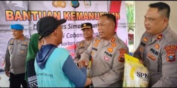 Kapolres Simalungun Beserta Jajaran Salurkan Bantuan Sosial Kepada Korban Angin Puting Beliung