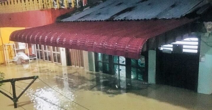 Tim Gabungan Pemkab Simalungun Berhasil Evakuasi Enam Warga Terjebak Banjir di Serbalawan