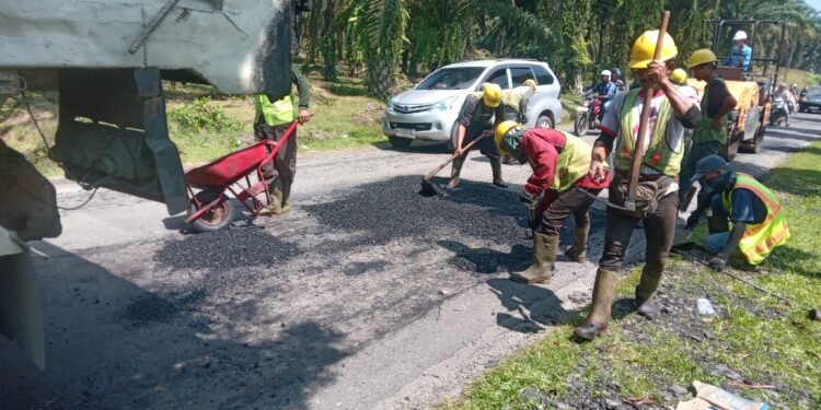 Perawatan Jalan Siantar – Tanah Jawa Diduga Dikerjakan Asal-asalan, Kualitas Dipertanyakan
