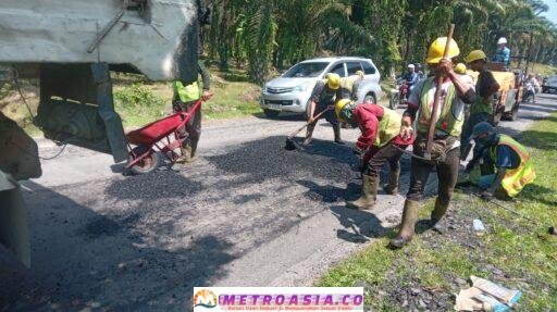 Perawatan Jalan Siantar – Tanah Jawa Diduga Dikerjakan Asal-asalan, Kualitas Dipertanyakan