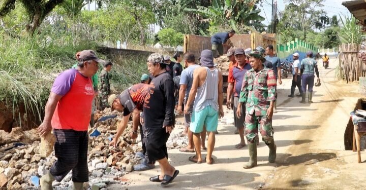 Saling Membantu, Pemkab Simalungun Bersama TNI, Polri, Ormas dan Warga Gotong Royong Bersihkan Serbelawan