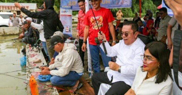 Meriahkan HUT Kemerdekaan RI, Walikota Pematangsiantar Dan Ketua PKK Ikuti Lomba Memancing Bersama Masyarakat