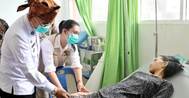 Peduli Terhadap Kesehatan Masyarakat: Bupati Simalungun Evakuasi Tisa Nurzila ke RSUD Perdagangan