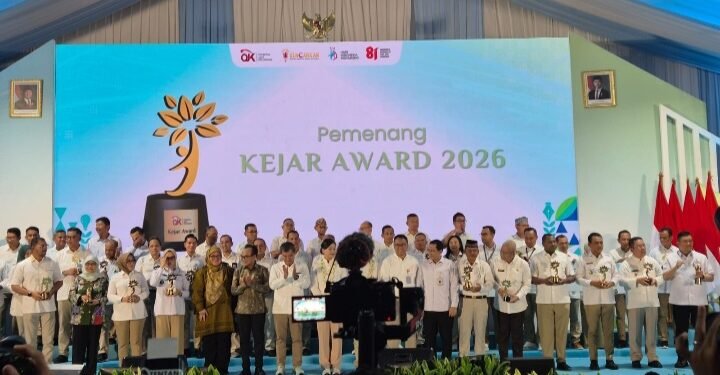 Capai Wilayah Implementasi KEJAR, Wali Kota Pematangsiantar Menerima Penghargaan di Bekasi