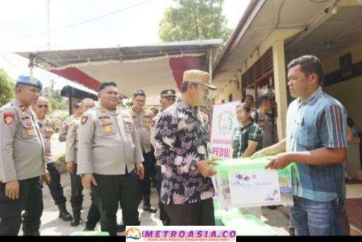 Kapolres Taput AKBP Ferry Mulyana Serahkan Sembako untuk Korban Longsor Adiankoting